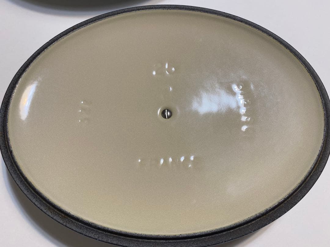 LE CREUSET ルクルーゼ　ココットオーバル25cm ル・クルーゼ