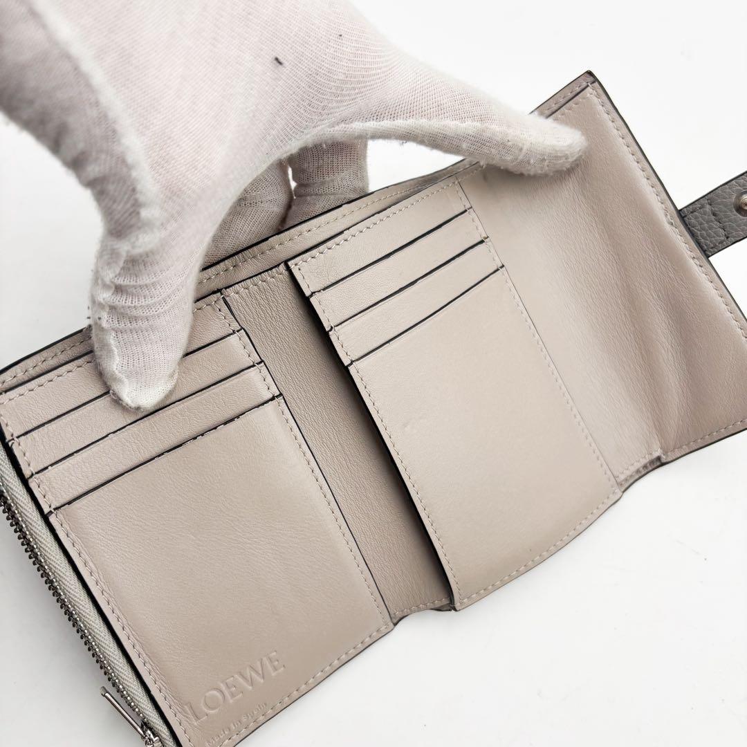 ロエベ LOEWE 三つ折り財布 バーティカルウォレット アナグラム グレージュ