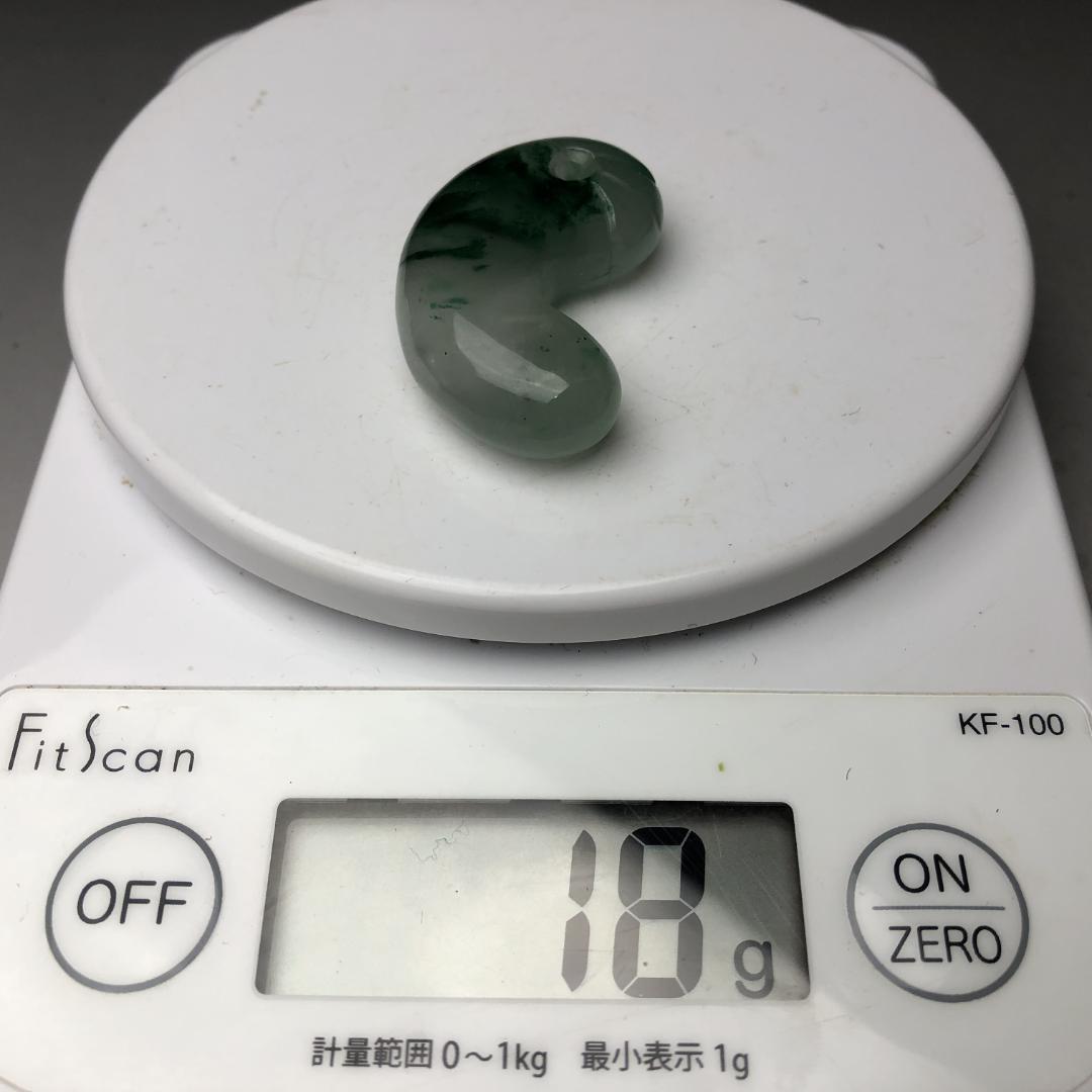 天然翡翠 勾玉 ペンダント 和玉 グリーン模様 ヒスイ お守り 天然石