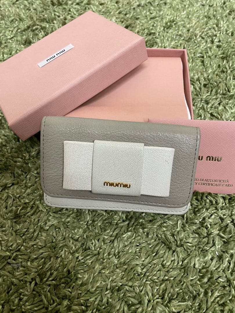 MIU MIU 名刺入れ カードケース　ホワイト/グレー レザー