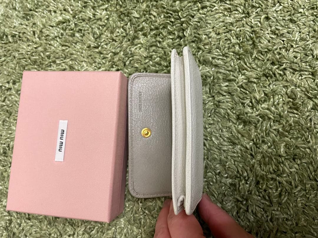 MIU MIU 名刺入れ カードケース　ホワイト/グレー レザー