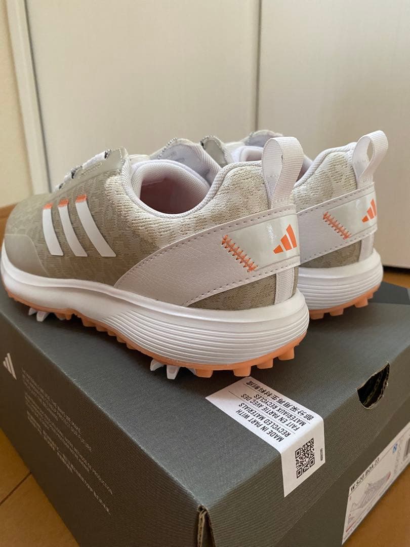 新品adidas ゴルフシューズ レディース ベージュ　24.5センチ軽量