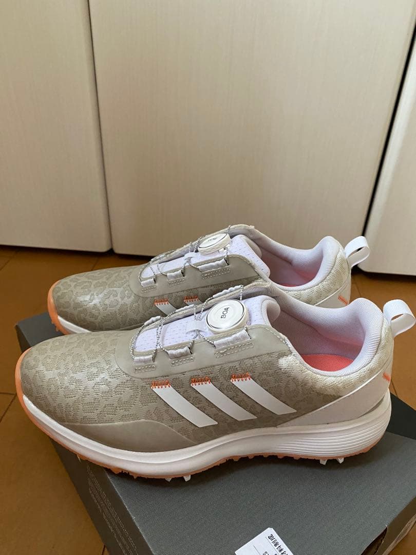 新品adidas ゴルフシューズ レディース ベージュ　24.5センチ軽量