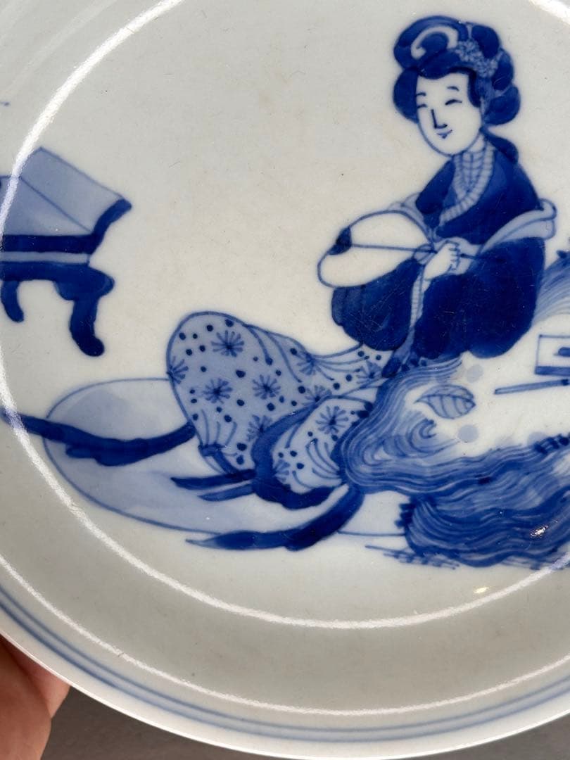青花染付 手描き女子人物図 端正な線描の飾り皿 コレクション