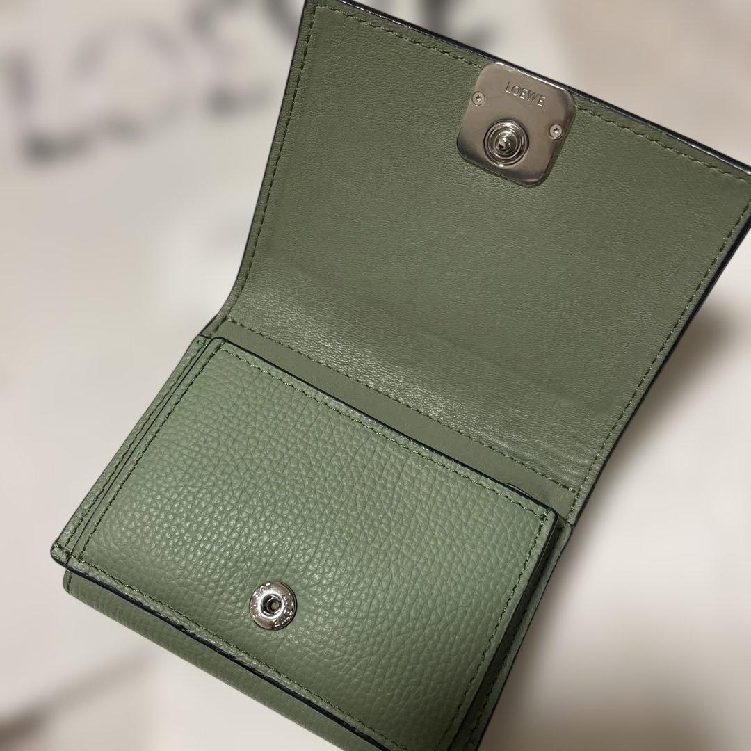 ふ*ん様 【翌日発送】LOEWE グリーン 三つ折り財布