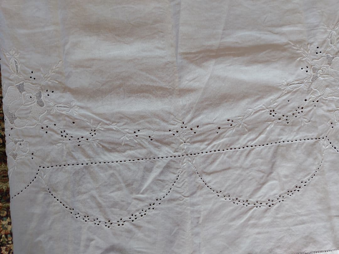 刺繍入り白いテーブルクロス　ハンドメイド　ビンテージ