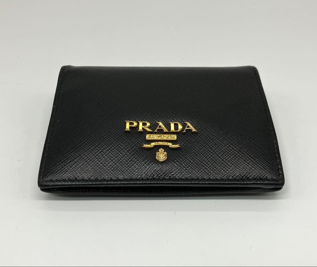 ⭐️ 新型 美品 プラダ サフィアーノ メタル コンパクト 折り財布 ブラック