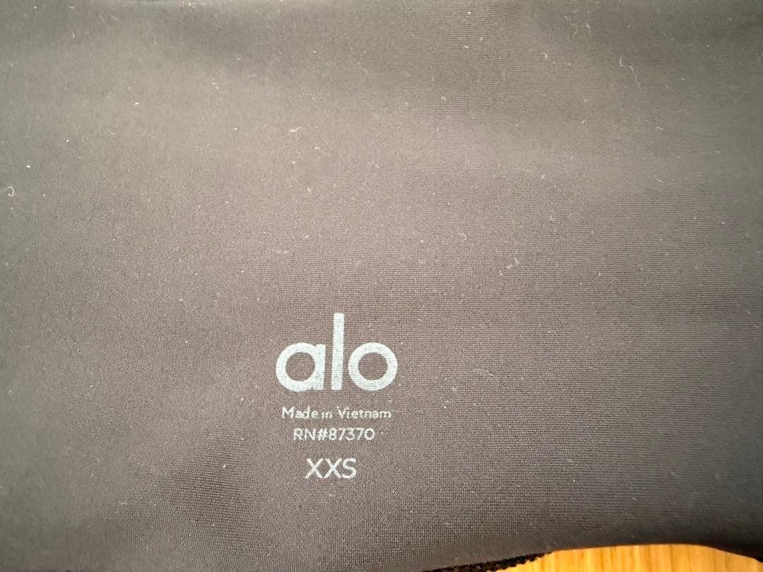Alo Yoga ブラックブラトップとレギンスセット