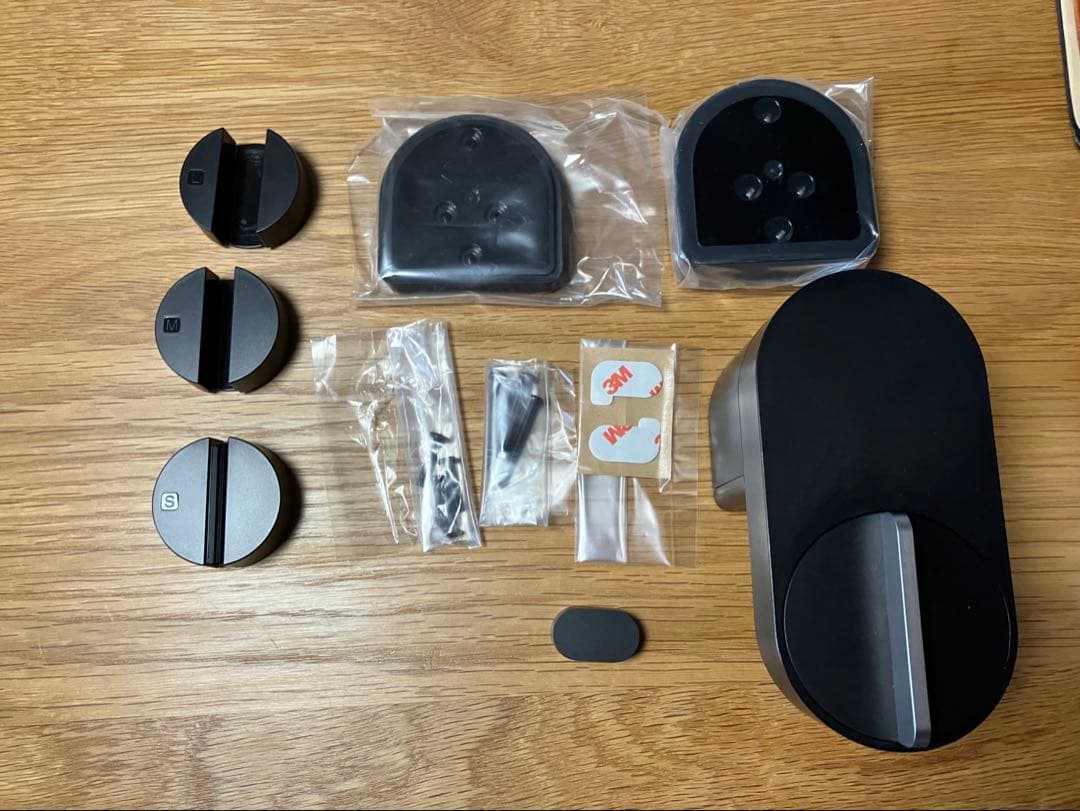 Qrio Lock 黒・Qrio Hubセット、予備用電池×2個、両面テープ付き