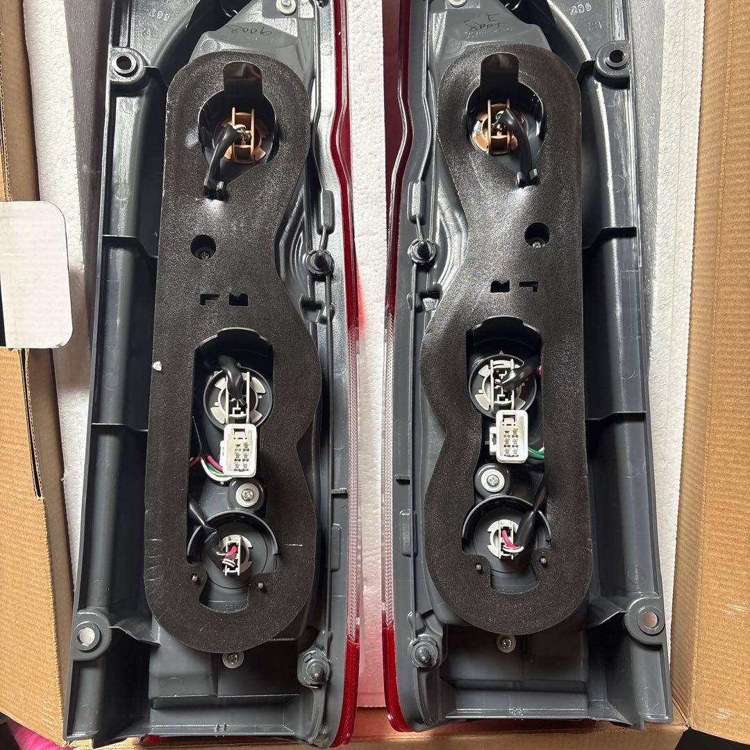 ハイエース　4型純正テール