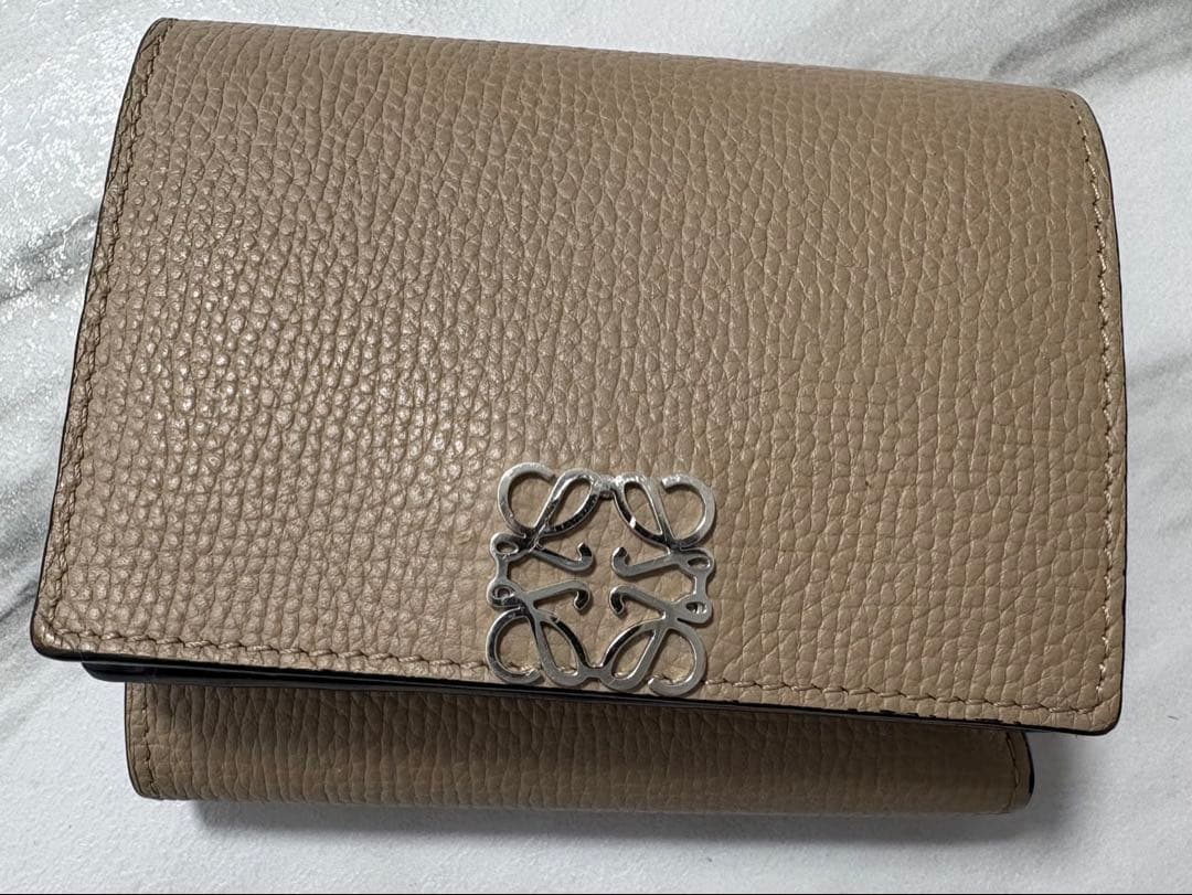 LOEWEアナグラムトライフォールドウォレット サンド