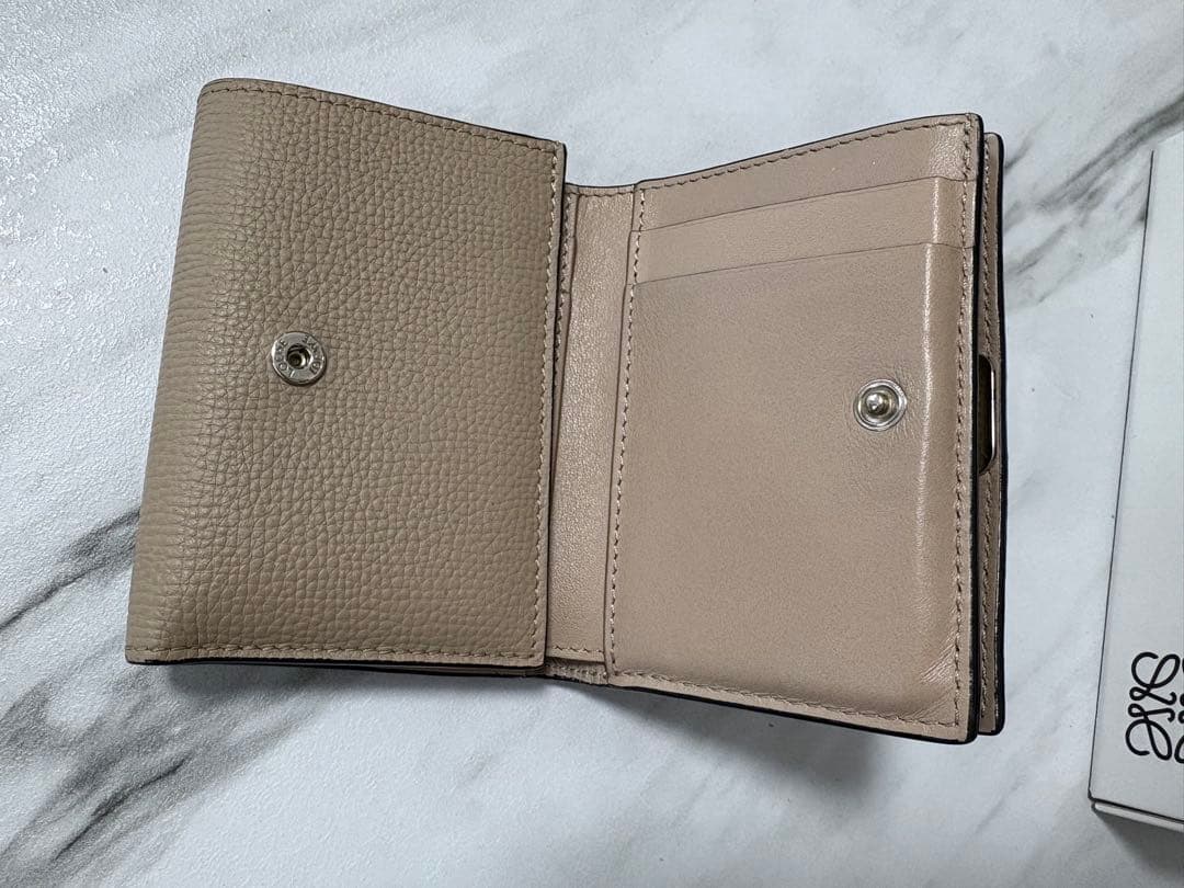 LOEWEアナグラムトライフォールドウォレット サンド