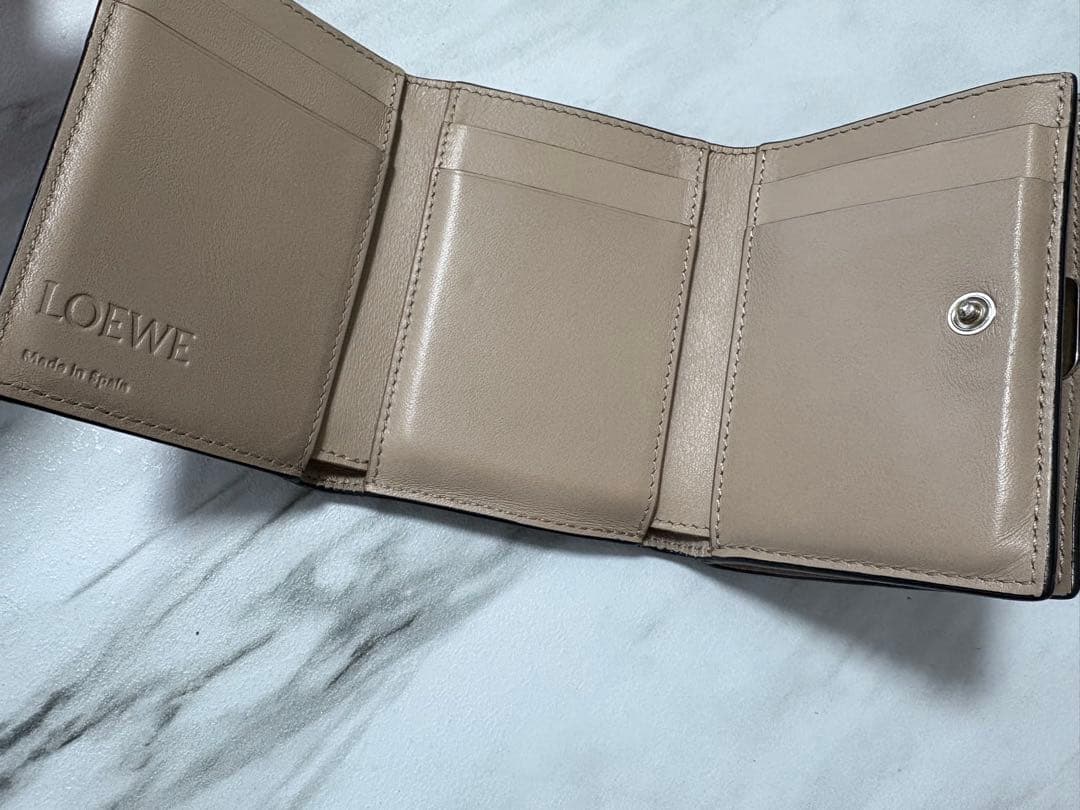 LOEWEアナグラムトライフォールドウォレット サンド