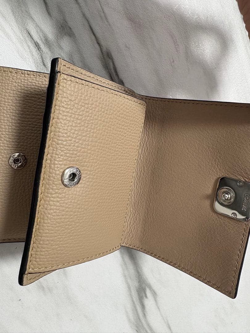 LOEWEアナグラムトライフォールドウォレット サンド