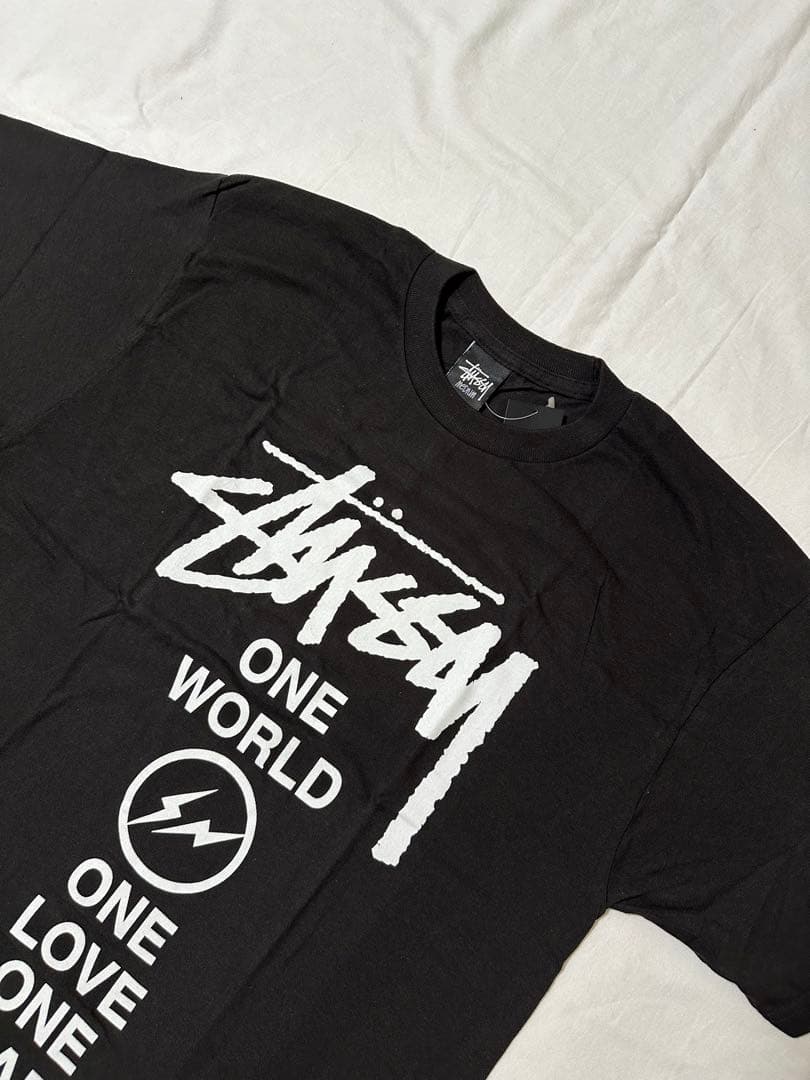 新品未使用Stüssy ブラック フラグメントチャリティTシャツ　M