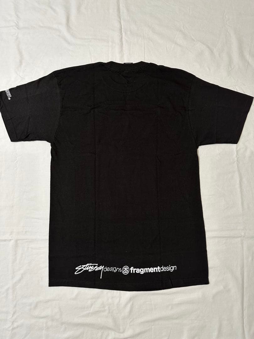 新品未使用Stüssy ブラック フラグメントチャリティTシャツ　M