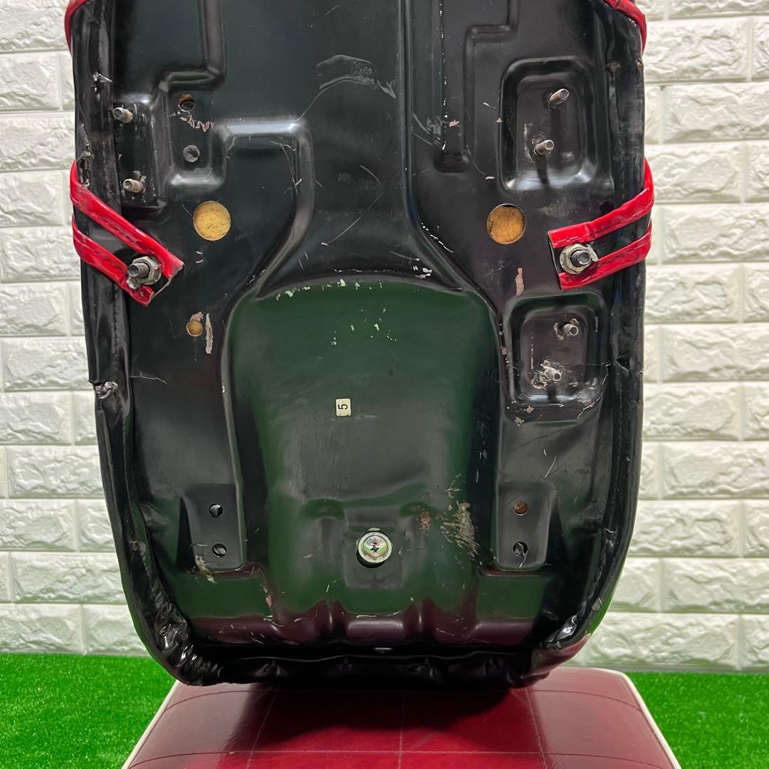 三段シート　SUZUKI GS400 50cm エナメル　黒/赤　良好