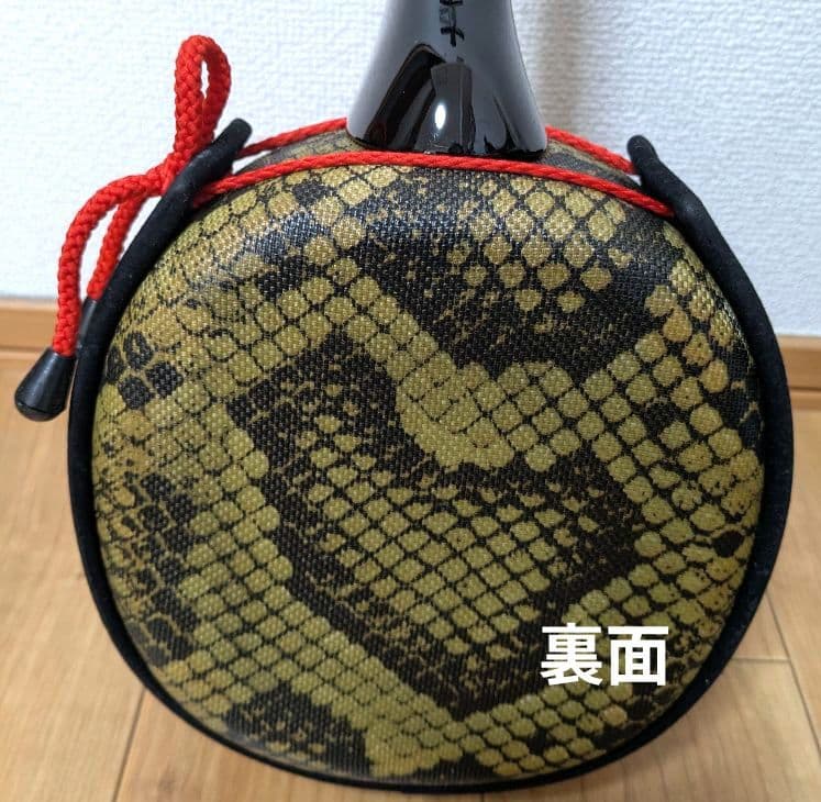 【送料無料】沖縄三線 ヘビ柄 3弦 ケース、付属品、テキスト2冊付き