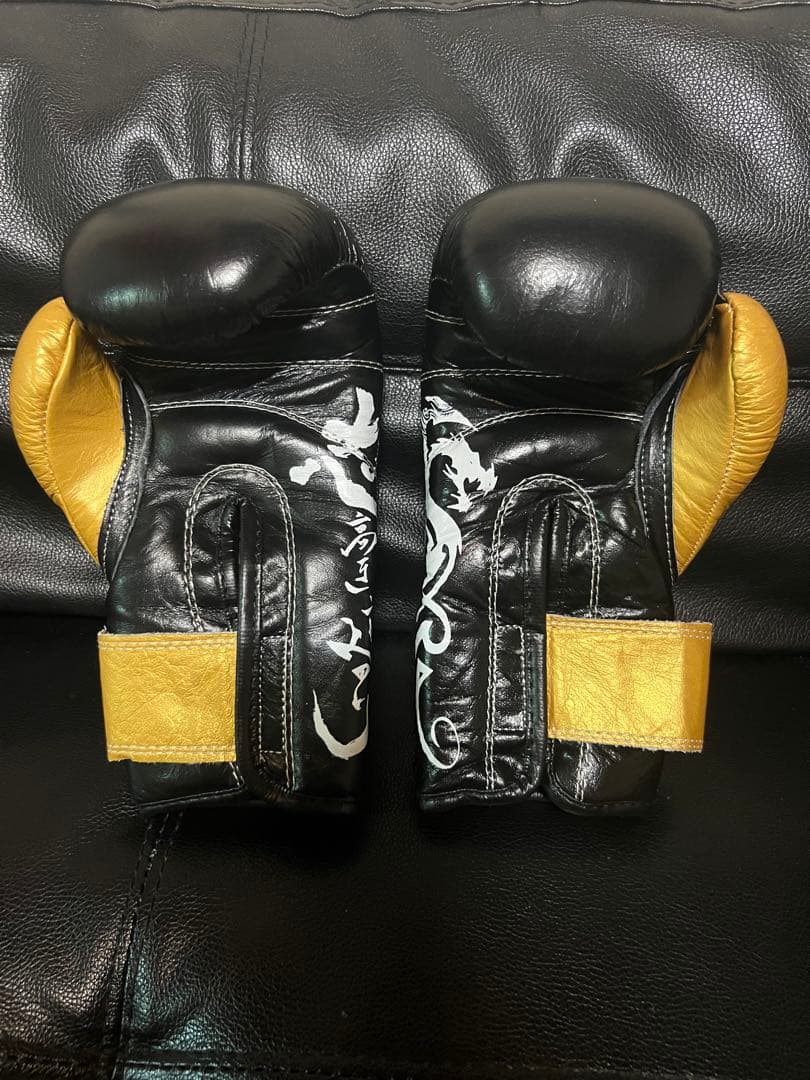 那須川天心　ISAMI TENSIN ボクシンググローブ 黒金　8OZ