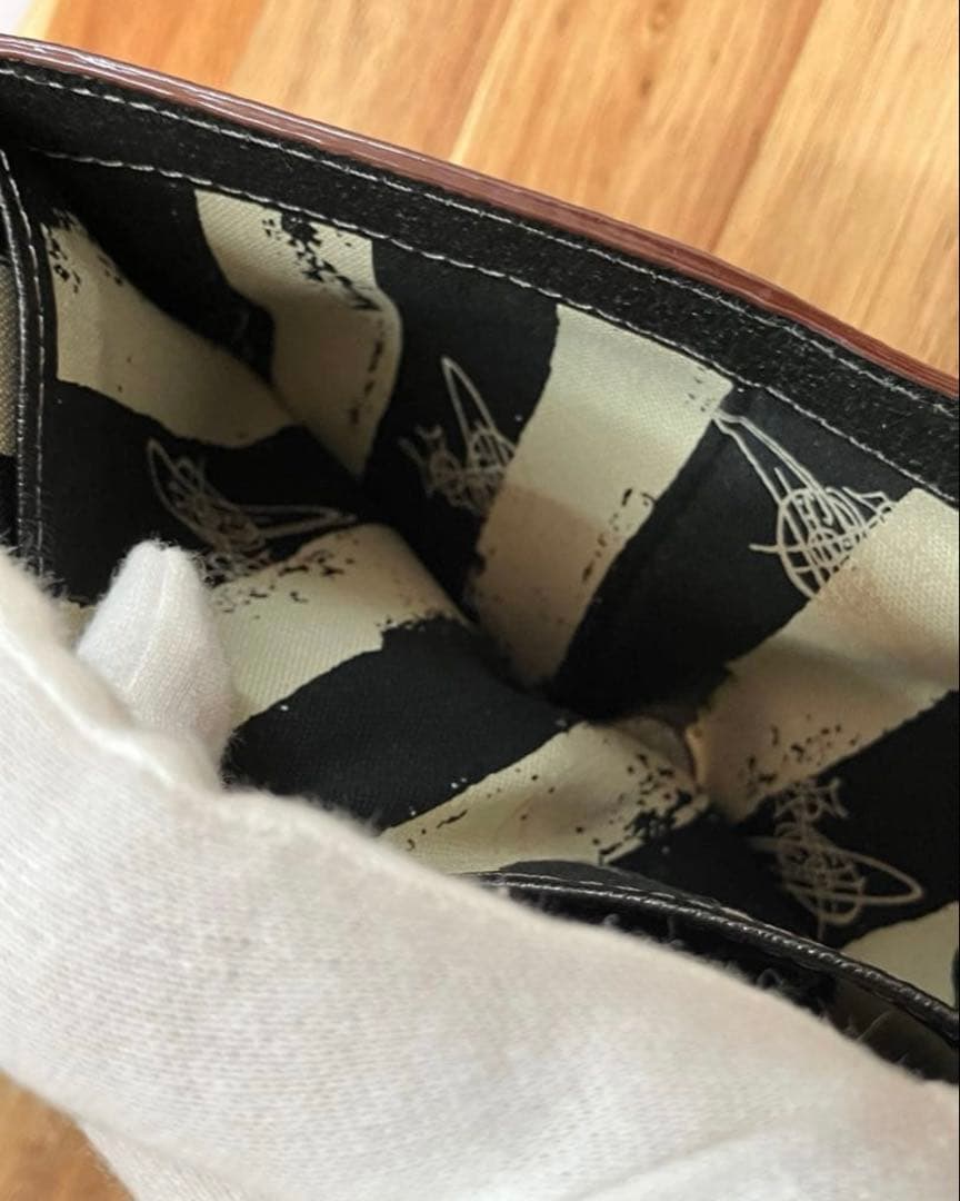 vivienne westwood 三つ折り財布　ゴールドオーブ ブラック