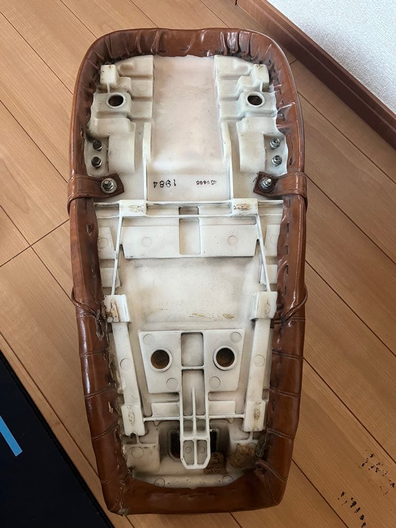 カワサキ　250TR 純正シート　張り替え　段付き　タックロール　茶色