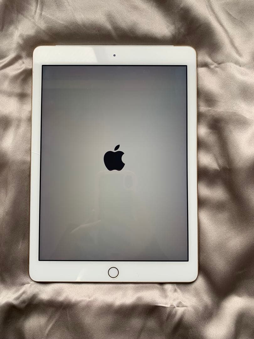 なか iPad 第5世代　32GB ゴールド　Wi-Fi cellular