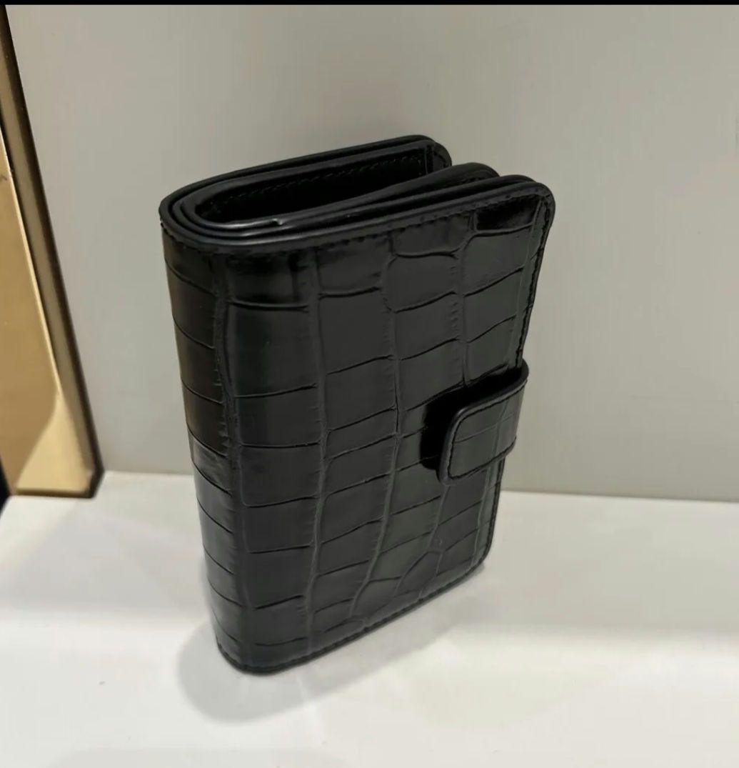 H*a様 週末セールスタート新品未使用FURLA ブラック 二つ折り財布