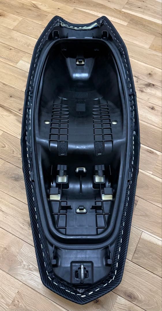 【美品】TWR製 PCX125/160用ローダウンカスタムシート（タックロール）