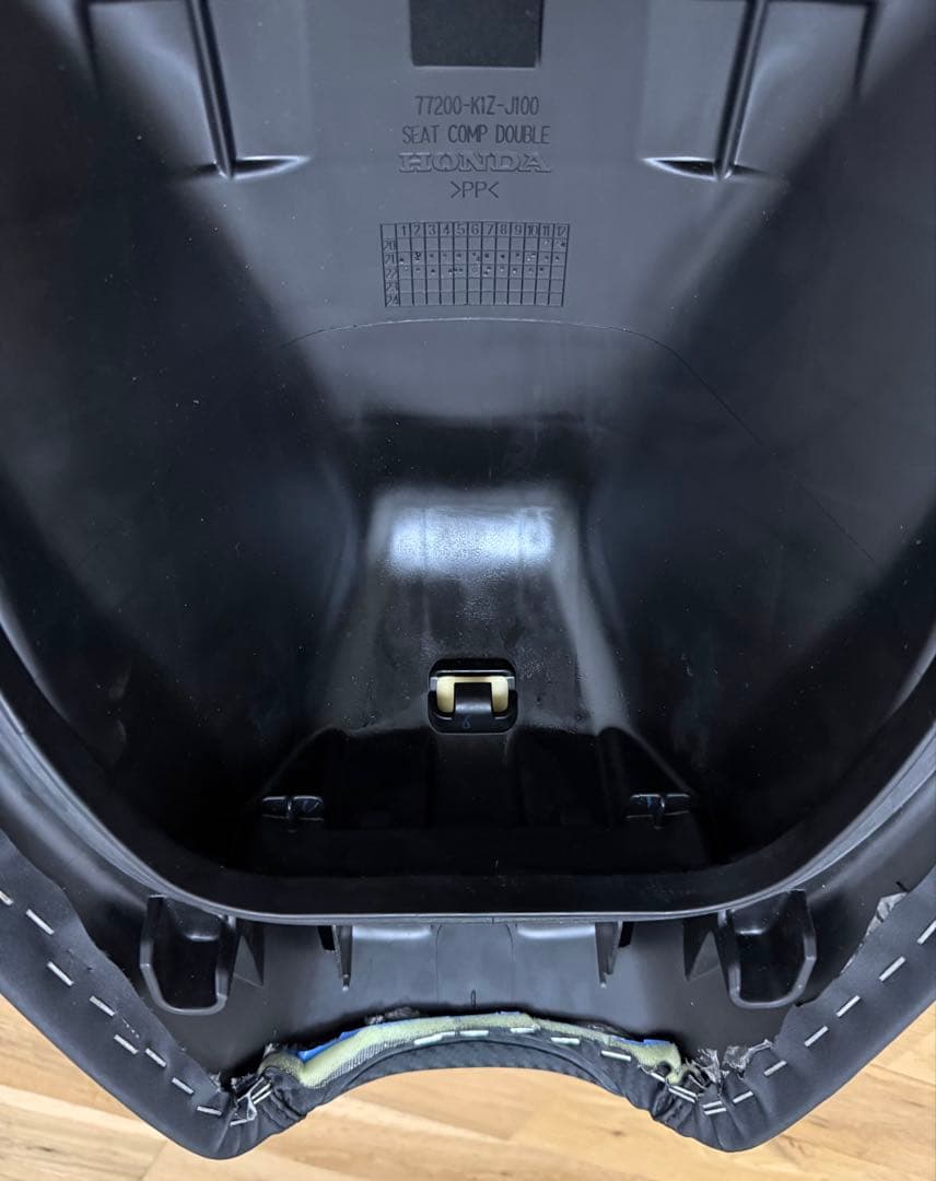 【美品】TWR製 PCX125/160用ローダウンカスタムシート（タックロール）