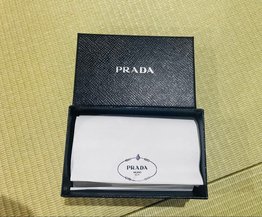 PRADA 三つ折りコンパクト財布