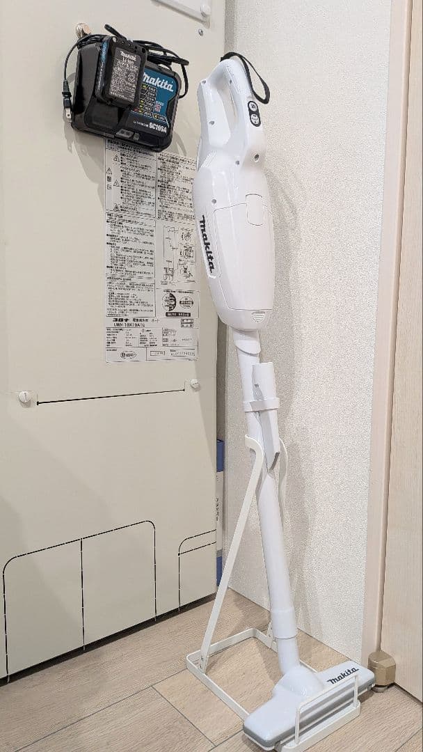 【美品】makita マキタ CL107FD 掃除機 バッテリー 充電器付き 白