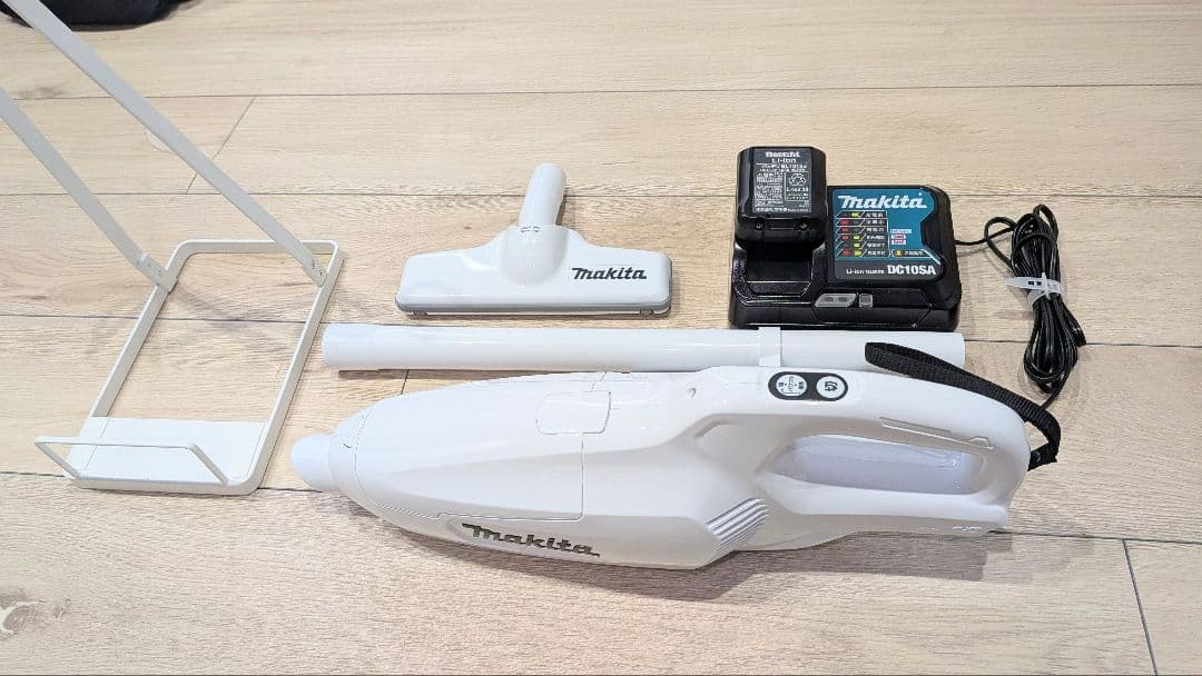 【美品】makita マキタ CL107FD 掃除機 バッテリー 充電器付き 白