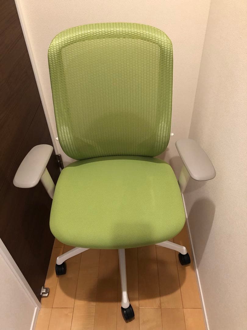 オカムラ　シルフィー　オフィスチェア　椅子　ライムグリーン 肘掛け付き