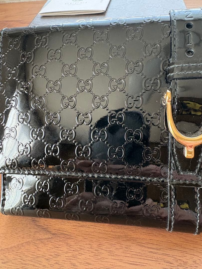 GUCCIエナメル二つ折り財布