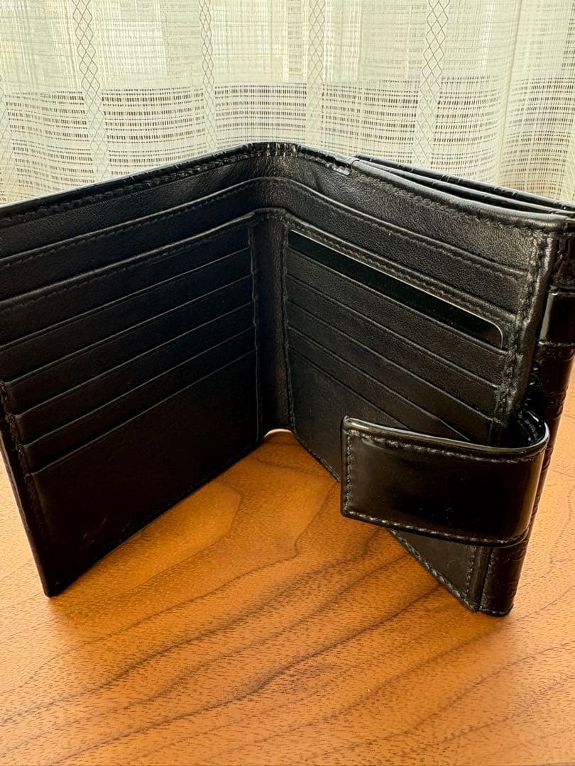 GUCCIエナメル二つ折り財布