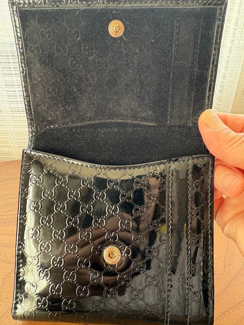 GUCCIエナメル二つ折り財布