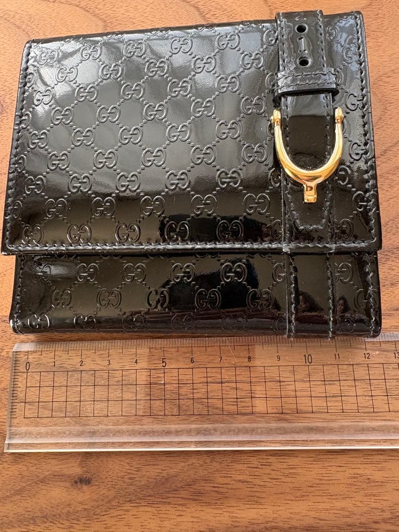 GUCCIエナメル二つ折り財布