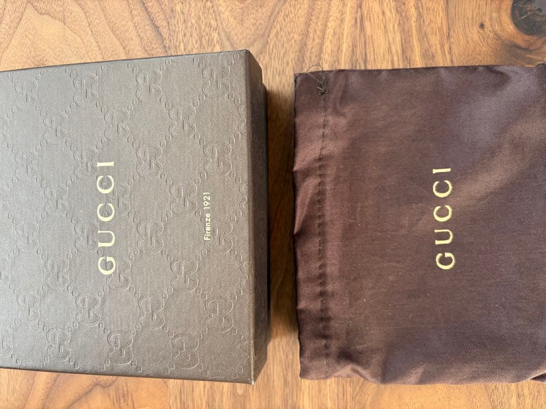 GUCCIエナメル二つ折り財布