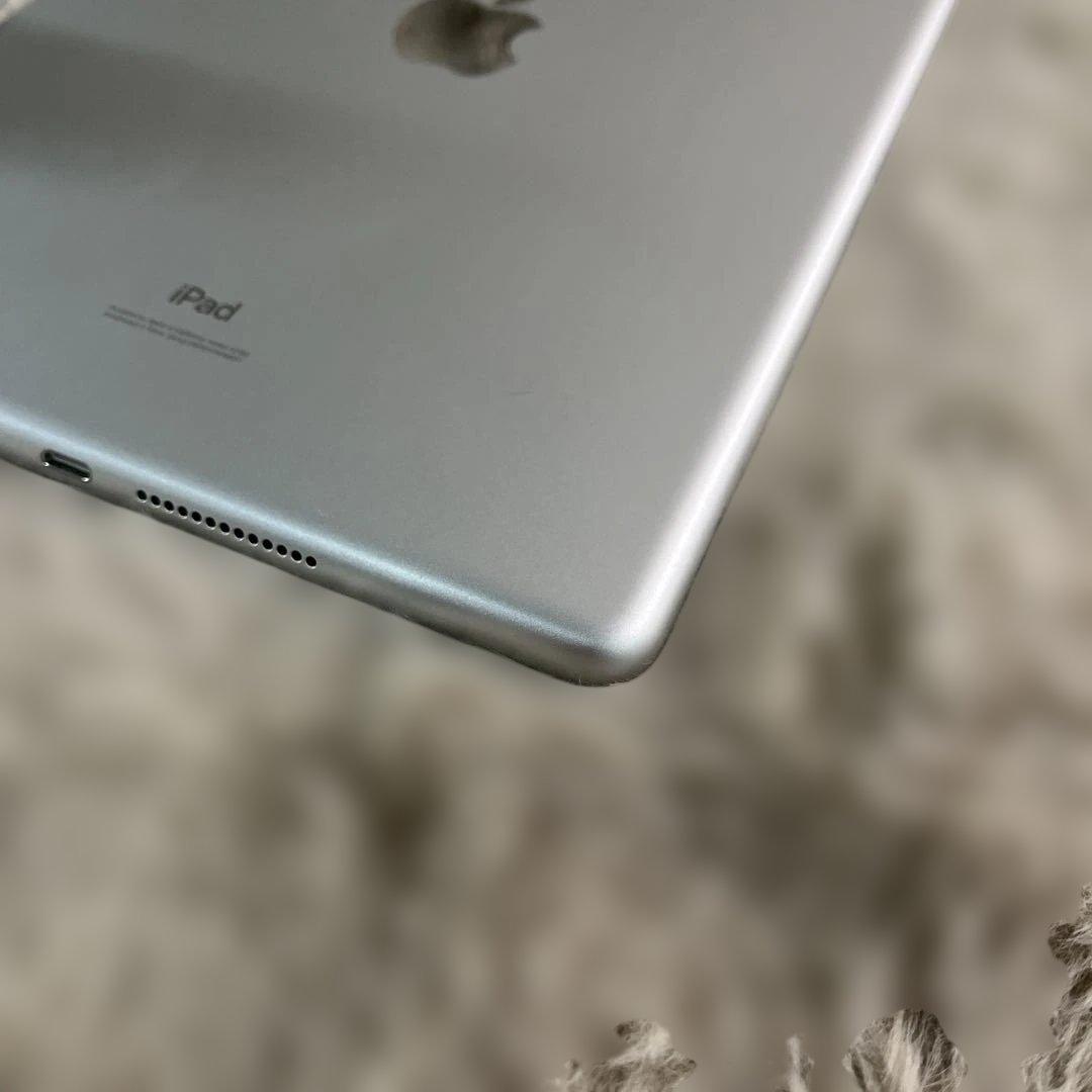 Apple iPad (第７世代) Wi-Fi + Cellular シルバー