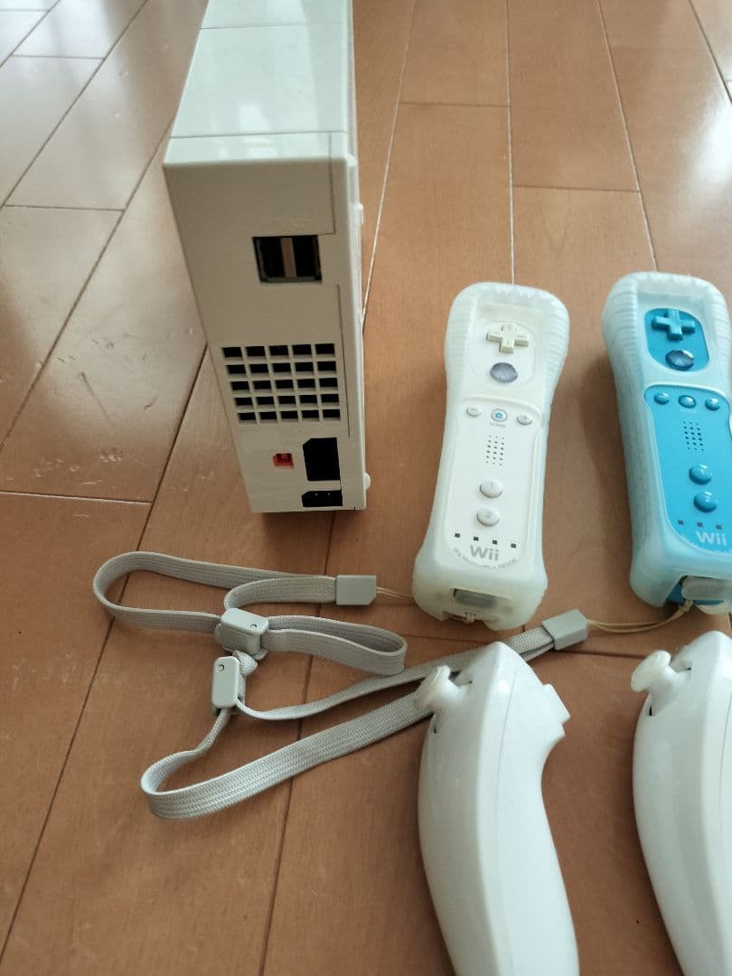 Wii 本体／ソフト9本のセットです。