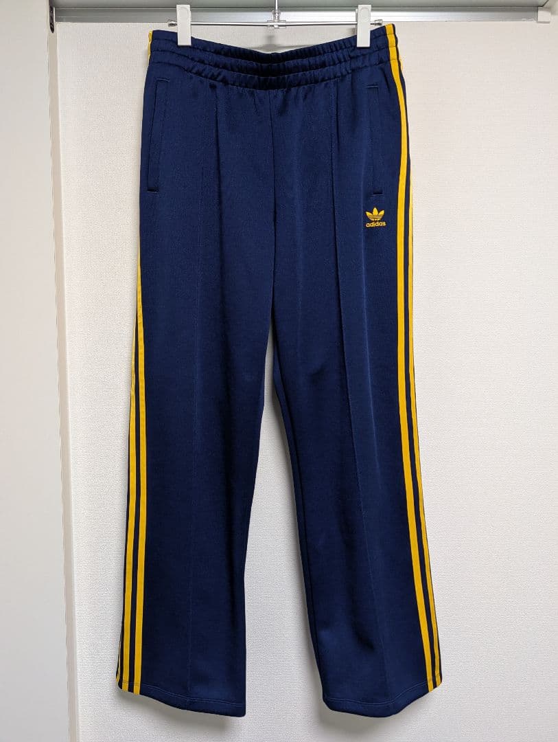 【期間限定】adidas ワイドトラックパンツ ダークブルー イエロー