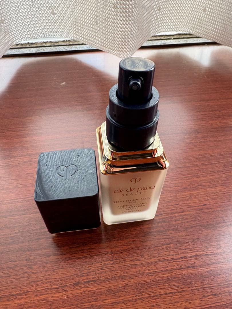 clé de peau BEAUTÉ タンフリュイドエクラマット　オークル10