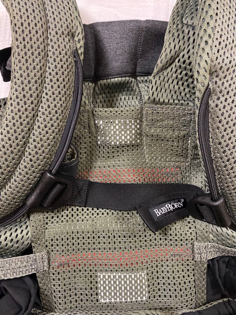 ベビービョルン ハーモニーメッシュ　ダークグリーン美品　よだれカバー　収納袋付き