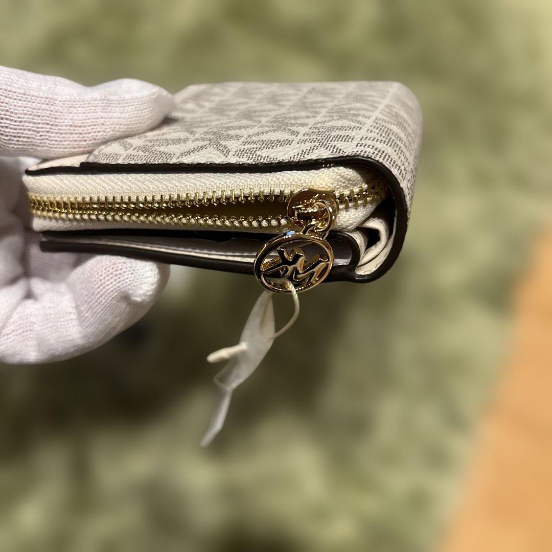 期間限定値下⭐︎新品MICHEALKORS ジップ チャーム ウォレットミディアム