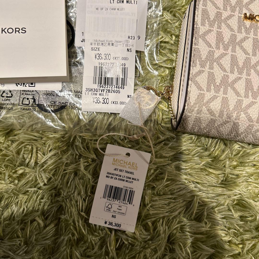 期間限定値下⭐︎新品MICHEALKORS ジップ チャーム ウォレットミディアム