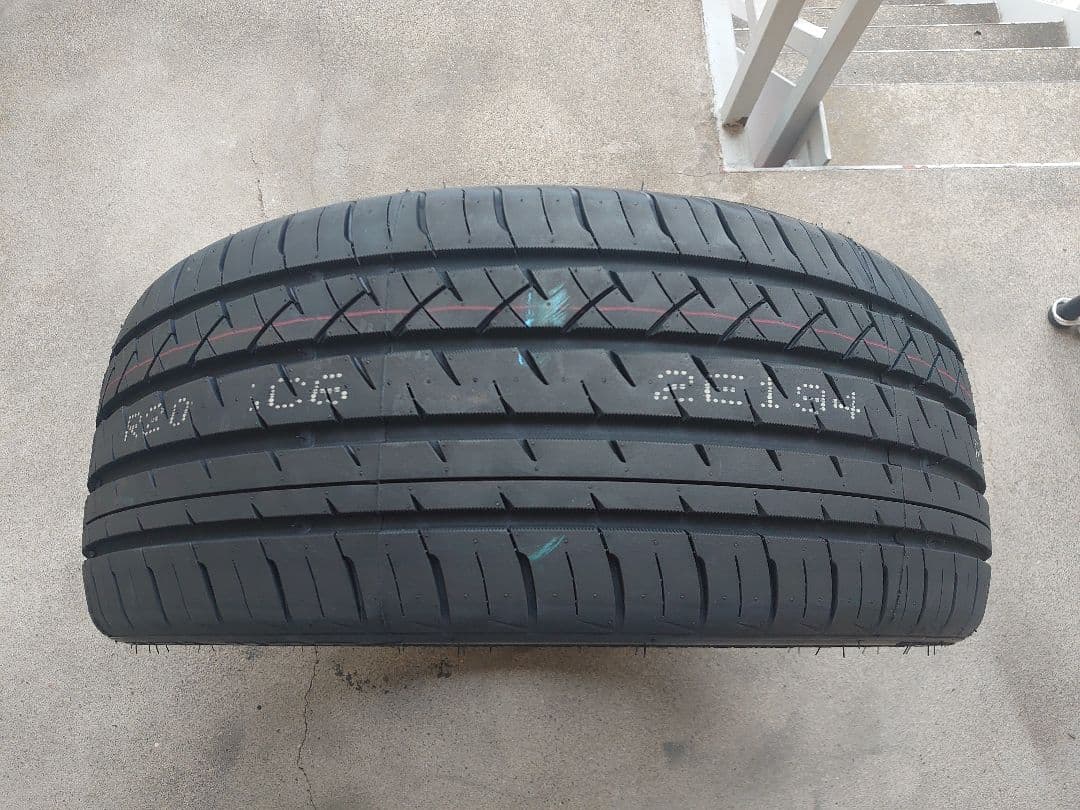 引取り限定GRENLANDER 225/35 ZR20 タイヤ 90W XL