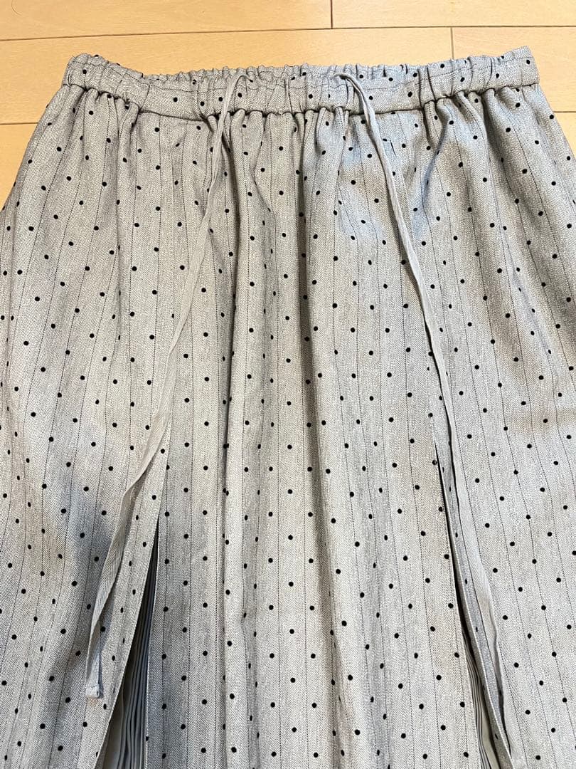 新品／as know as olaca　アズノウアズ　線に点にプリーツのスカート