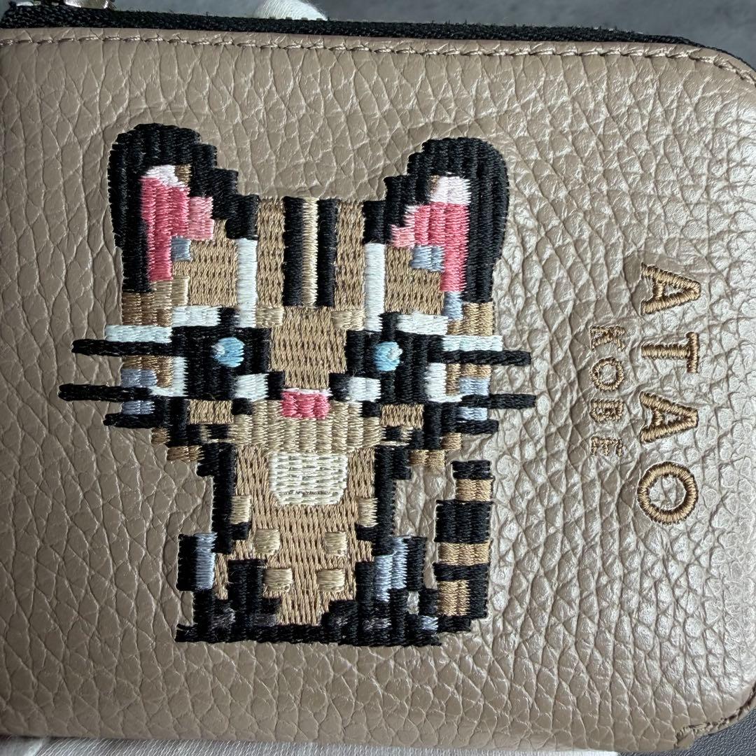 【極美品】ATAO L字ファスナー ミニウォレット イリオモテヤマネコ 刺繍