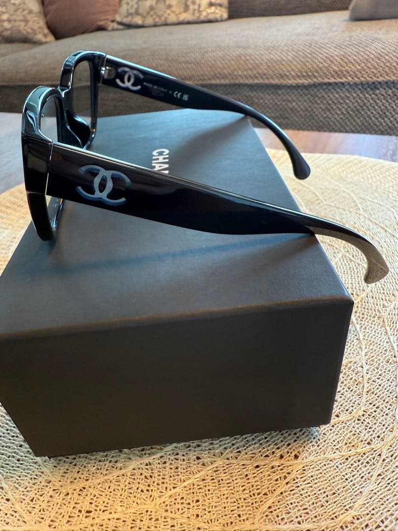 CHANEL スクエア型 ブラックメガネ（調光レンズ）
