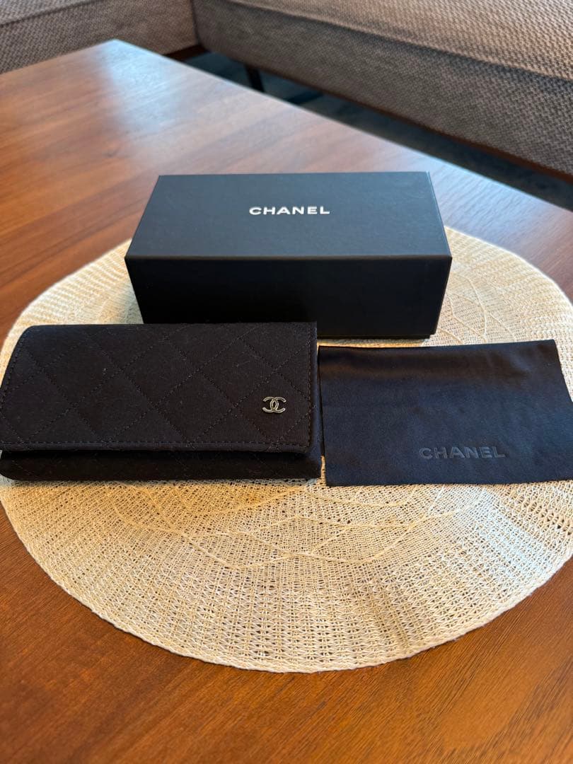 CHANEL スクエア型 ブラックメガネ（調光レンズ）